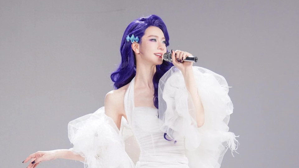 紫发白裙杀！戚薇这大长腿，谁看了不爱？