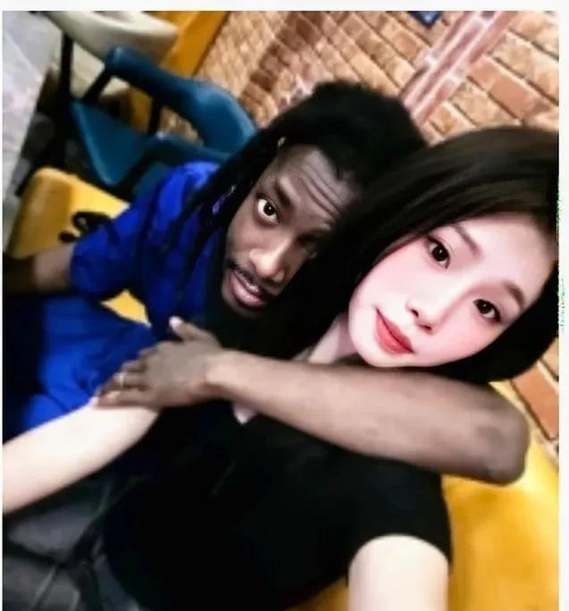 大家发现没有
在我国一般只见女人找黑人老公
而没有男人找黑人做老婆
这似乎说明一