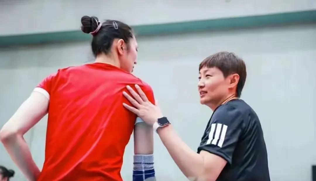 【我肯定中国女排，与北京站烂成绩无关】
我今天凌晨，给这一届中国女排在世联赛打了