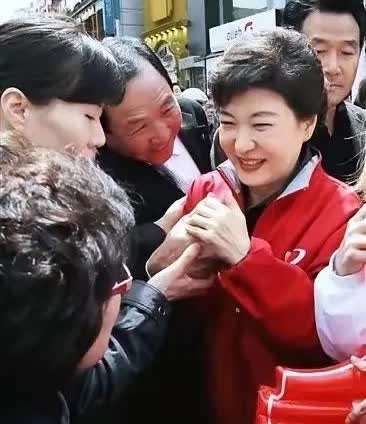 这位上两任韩国女总统朴槿惠女士长的非常漂亮啊！也是非常受韩国人欢迎的。看起来还是
