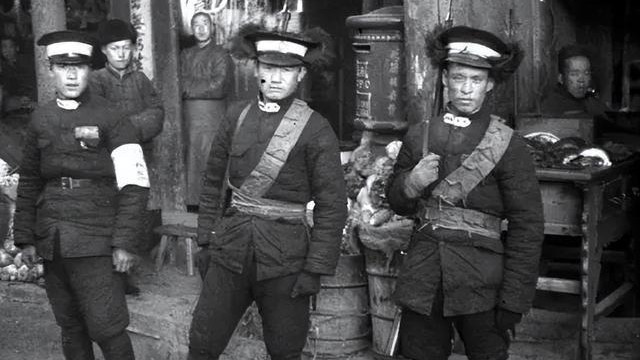 1948年营口国民党军政要员开会时，警卫员突然持枪闯入：都不许动