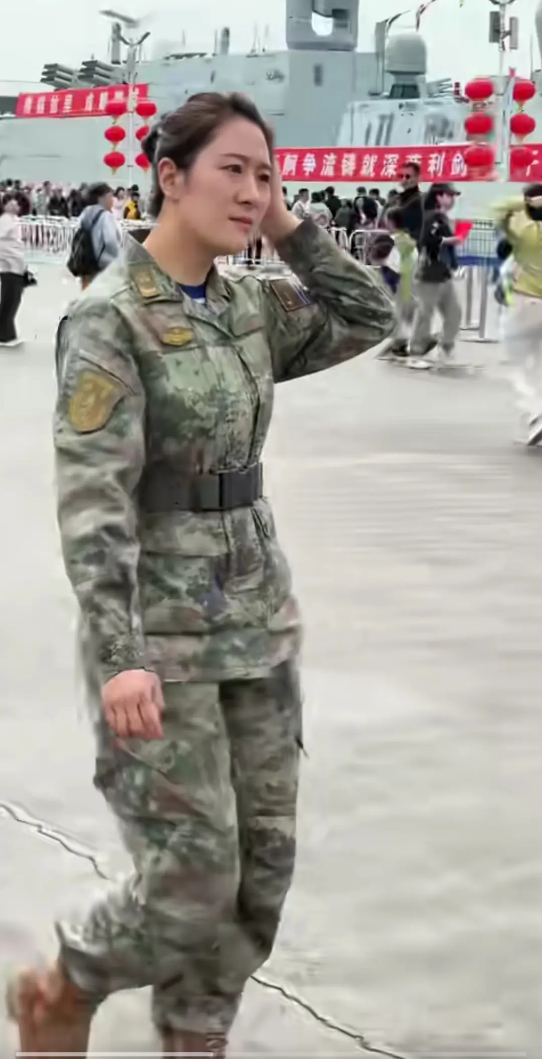 这是女海军吗？目测一米八。
