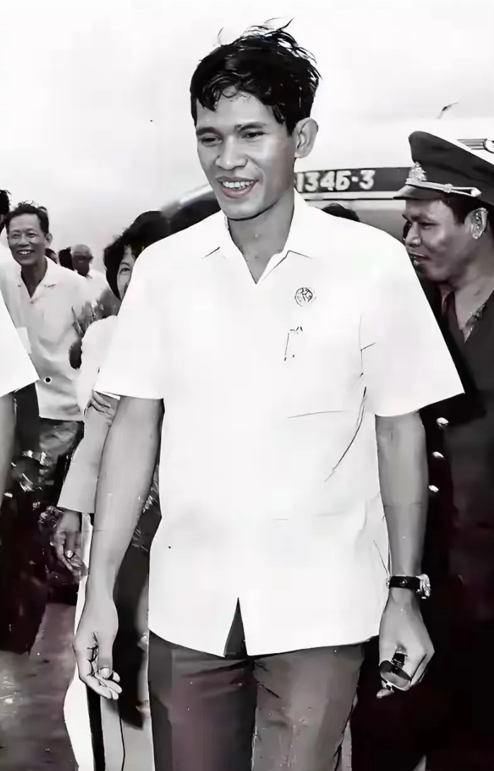 洪森，1952年出生，祖籍广东潮州，他曾担任柬埔寨总理，首相等要职。1975年，