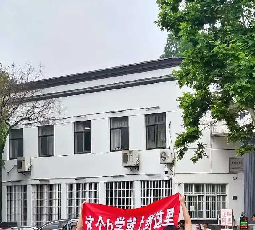 这种家长就不配出现在学校门口，污染空气了！
孩子成绩行不行不知道，但从这些家长