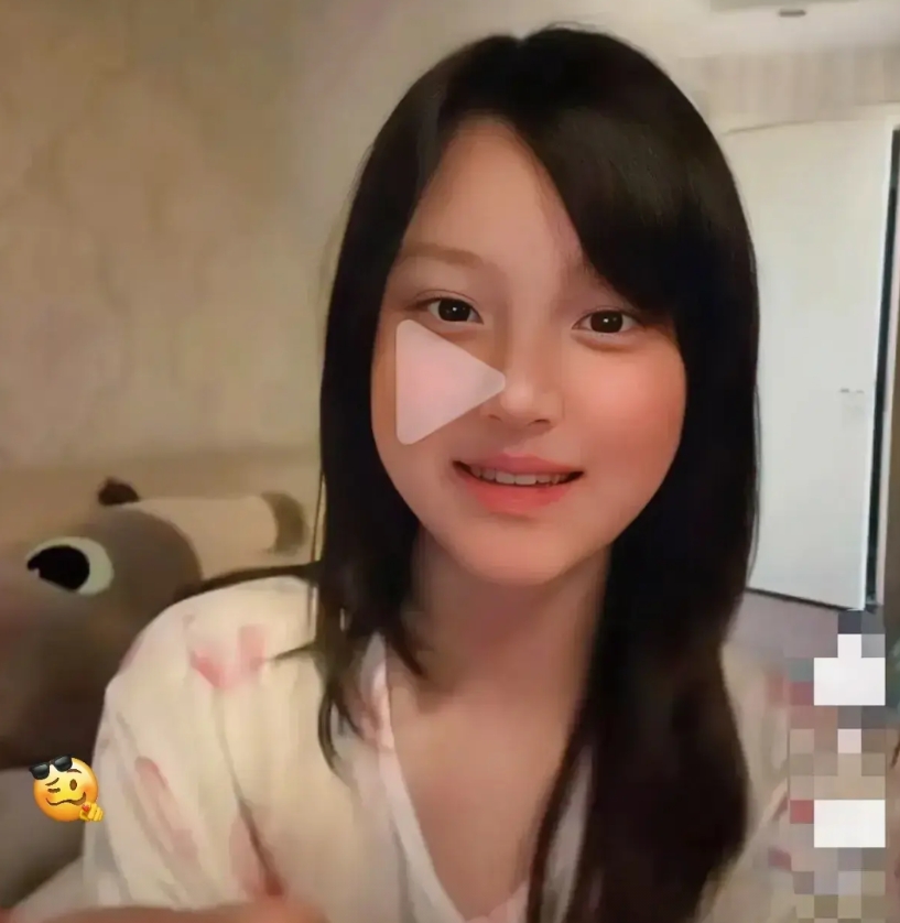 终于明白为什么甜馨会说，
甜馨渴望父母的爱，甜馨很喜欢和爸爸贾乃亮一起玩，有时候