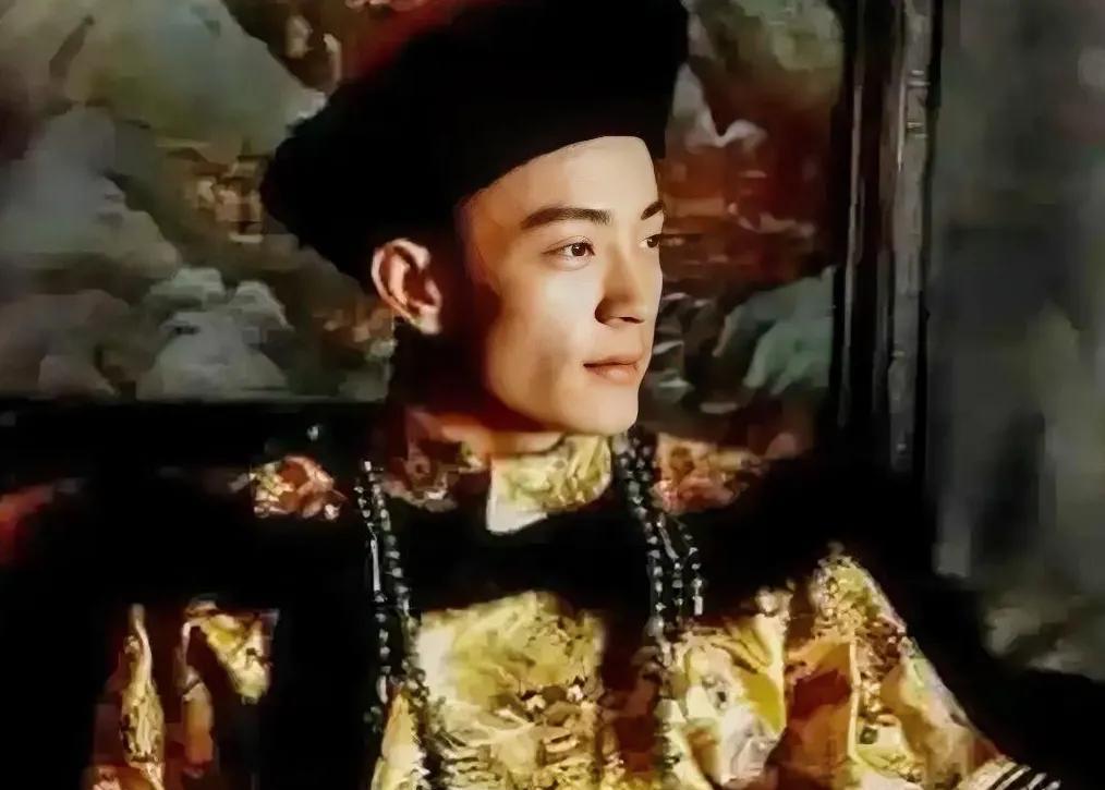 平庸的太后，躺平的王爷，年幼的皇帝，清朝最后三年的政治结构，可以说是叠满了。这种