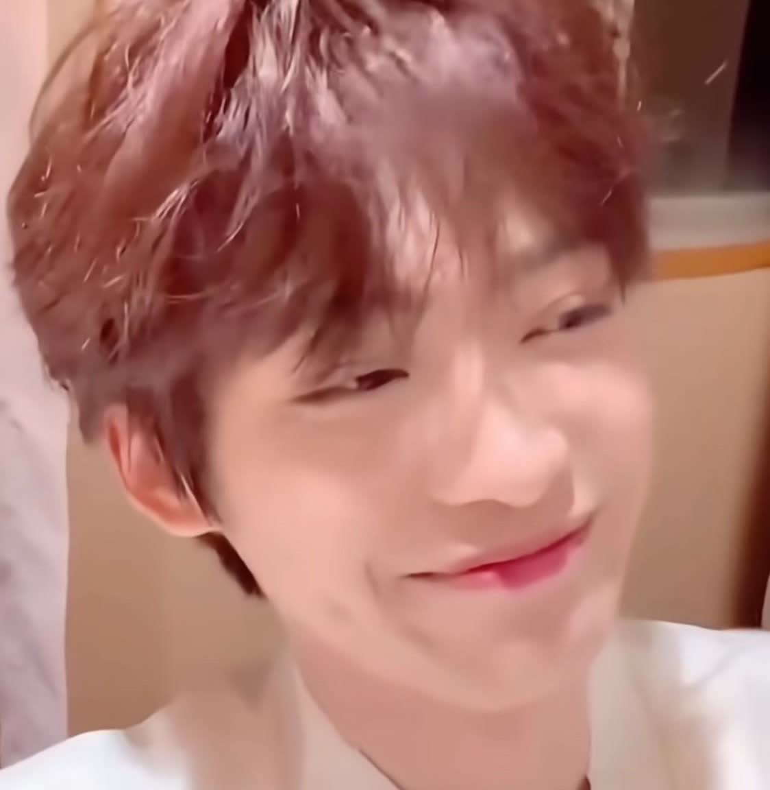 你俩是咋敢一起在房间喝酒的😒😒
就紫玉宝宝你醉酒这个状态，你俩是咋敢一起在