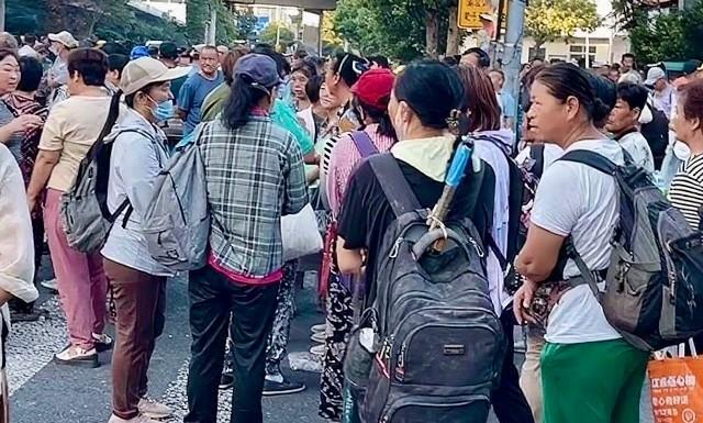 今天是7月26日，劳务市场观察老王报一下今天的劳务市场上的用工价格，这几天高温天
