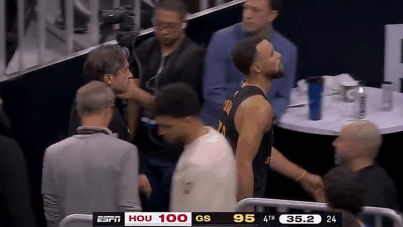 库里腿部受伤提前返回更衣室，勇士最后时刻落后7分