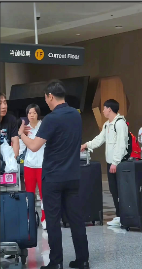 北京大兴机场看到朝鲜队李正植、金琴英，原以为颗粒无收的他们会早就回国，竟然是跟国