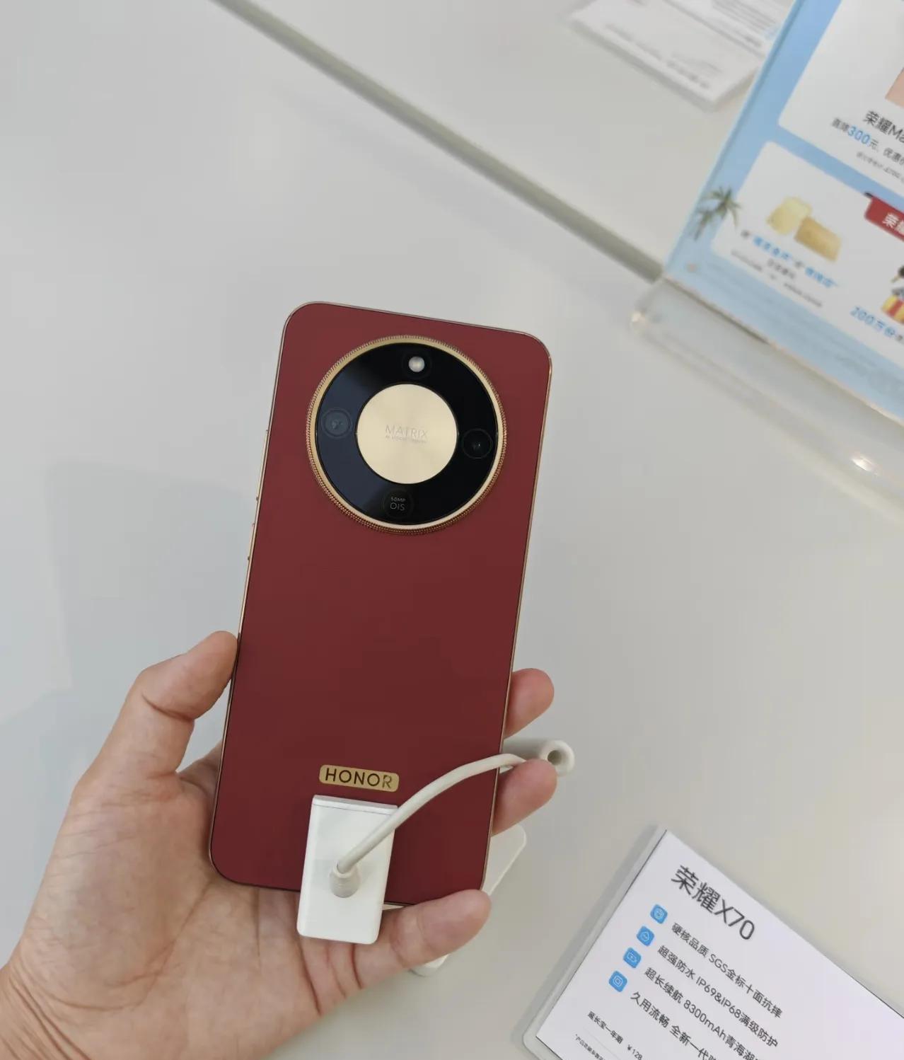 说一句玩笑话：
荣耀X70如果不看价格，这外观颜值不也能吊打各大品牌旗舰机？