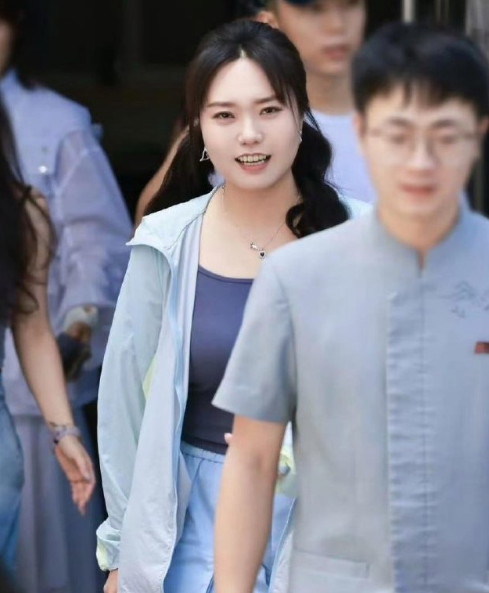 李雪琴也学贾玲减肥的嘛，更美更显年轻，快要瘦脱相了  ​​​