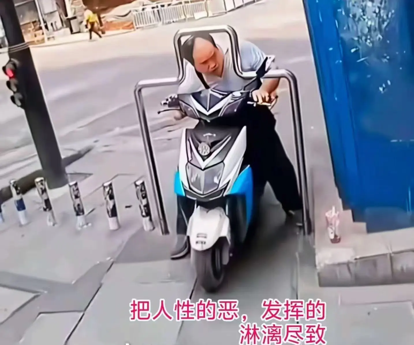 发明这个栏杆的真是人才啊！
