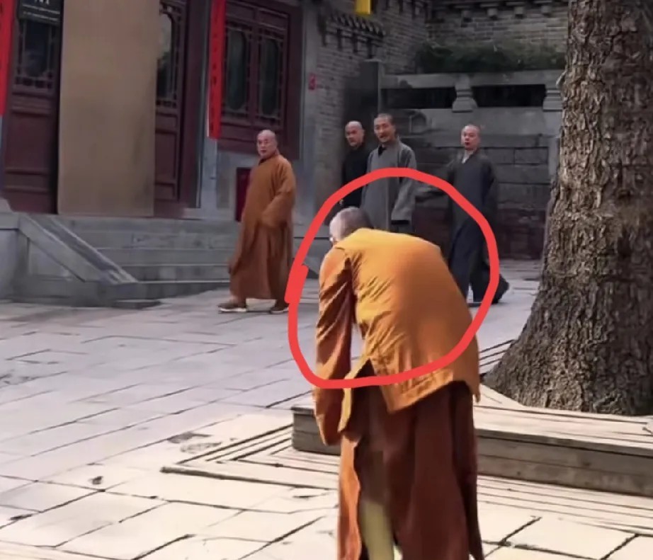 释永信早已不再是合格的少林住持，
抛开私生子、情人、侵占寺院资产这些“俗事”，就