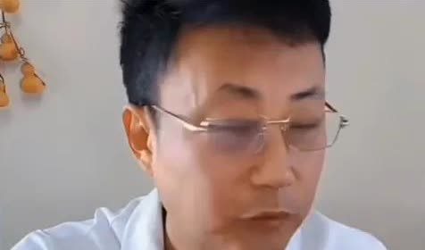 有粉丝对耿为华讲，你什么都还好，就是不喜欢你唱歌时的嘴巴
于是耿为华就向大家爆