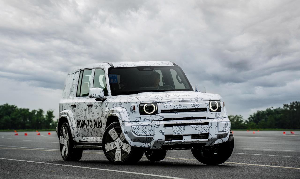 iCAR v27首秀定在了迪拜，8月1号。
定位中大型SUV，5米级，1.5T增