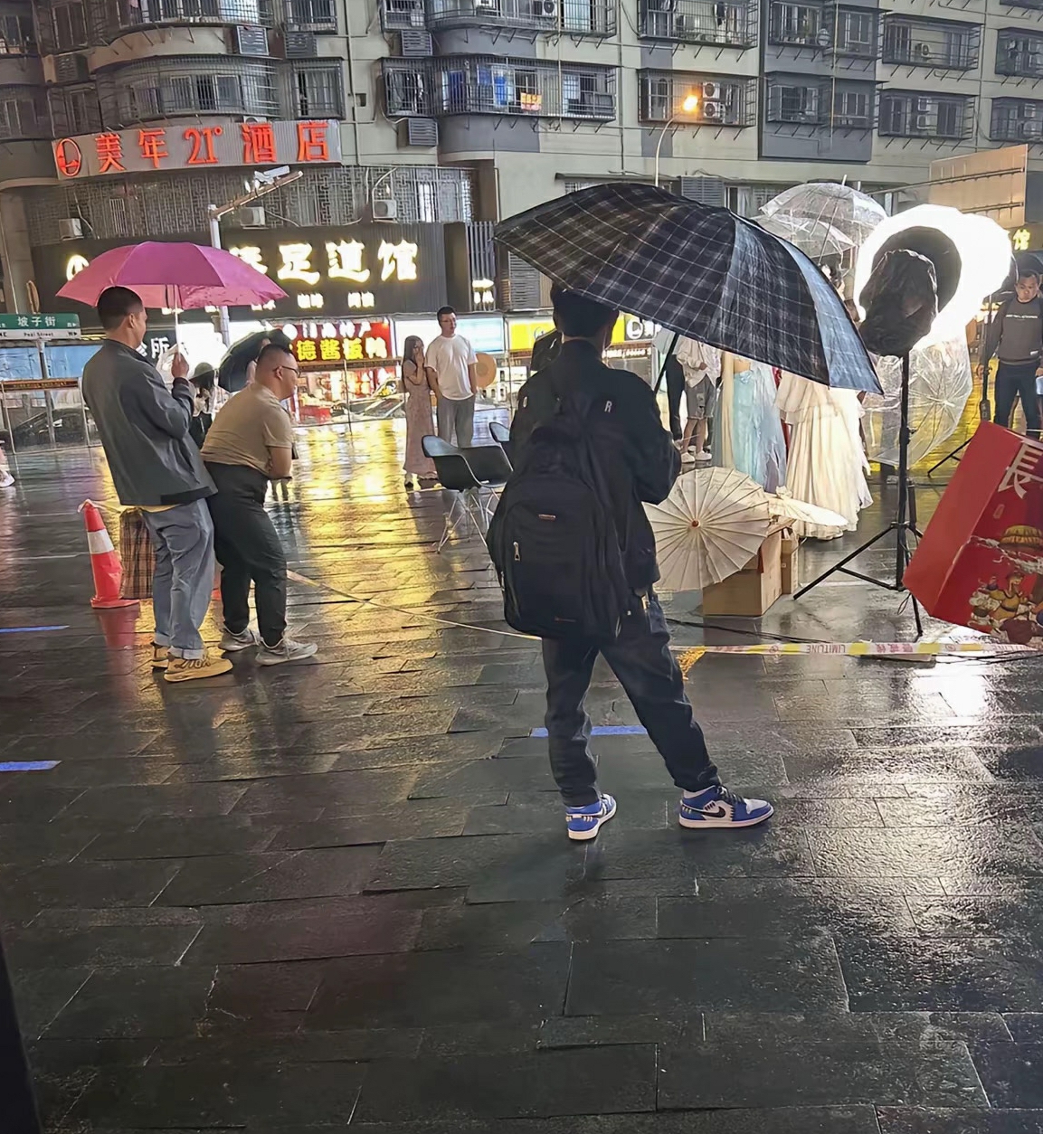 大庭广众，众目睽睽。辣眼睛啊。