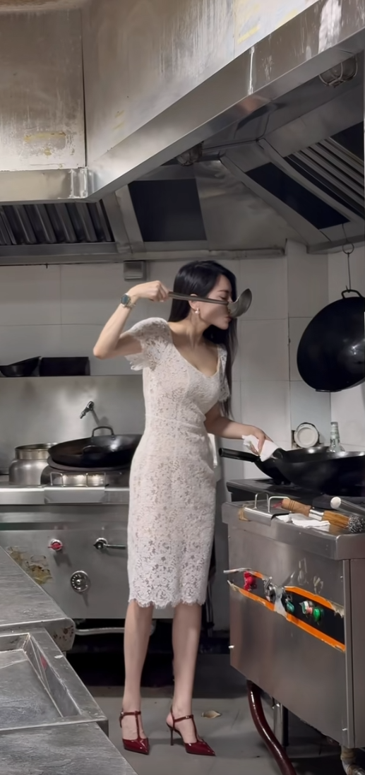 厨师今天休息，老板娘亲自上马炒菜