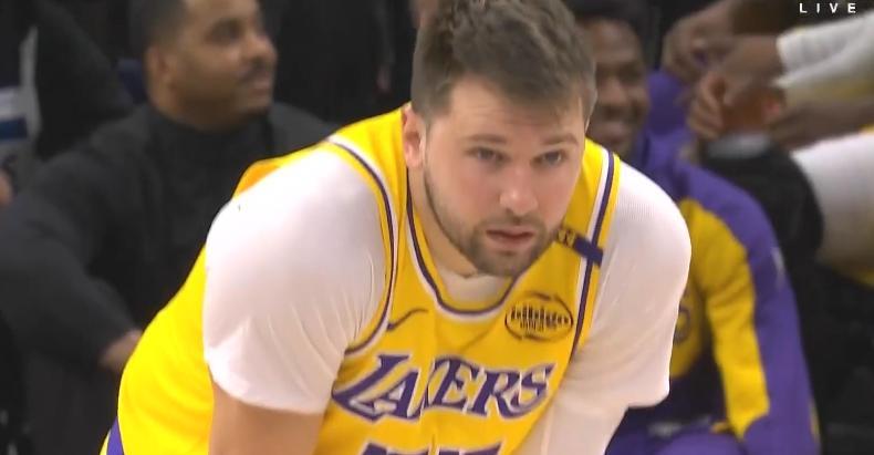 发挥不佳！东契奇16投仅6中 还有5失误 正负值-16！
NBA季后赛首轮G3，