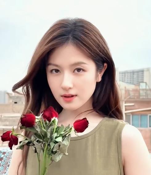 #李兰迪扫腿舞地是干净了# 李兰迪主演的古装剧《朝雪录》热度峰值纪录达10118
