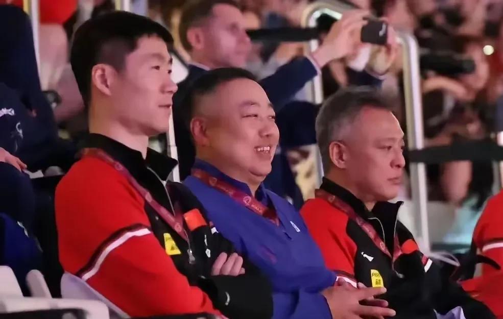 看到刘国梁开心、王励勤紧张的不同神态，原来为他辞职的不忿一扫而光：
不在其位，不
