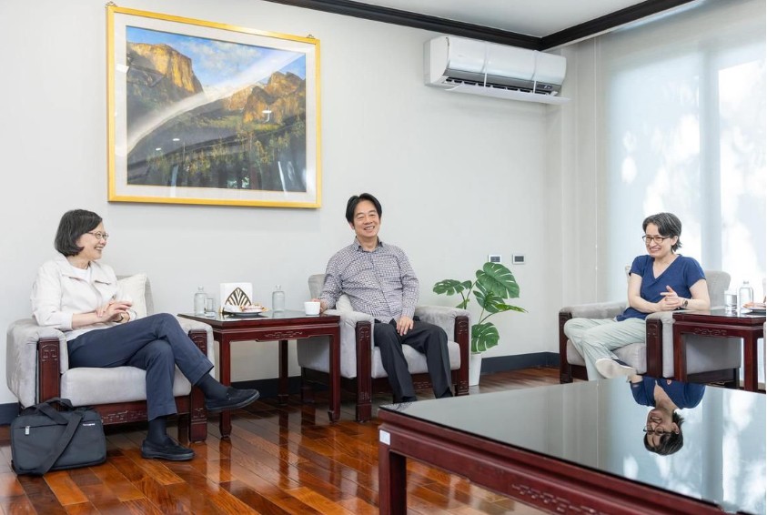 联合早报今天报道：“蔡英文星期天与赖清德会面时说，台湾面临的内外挑战很多，她特别