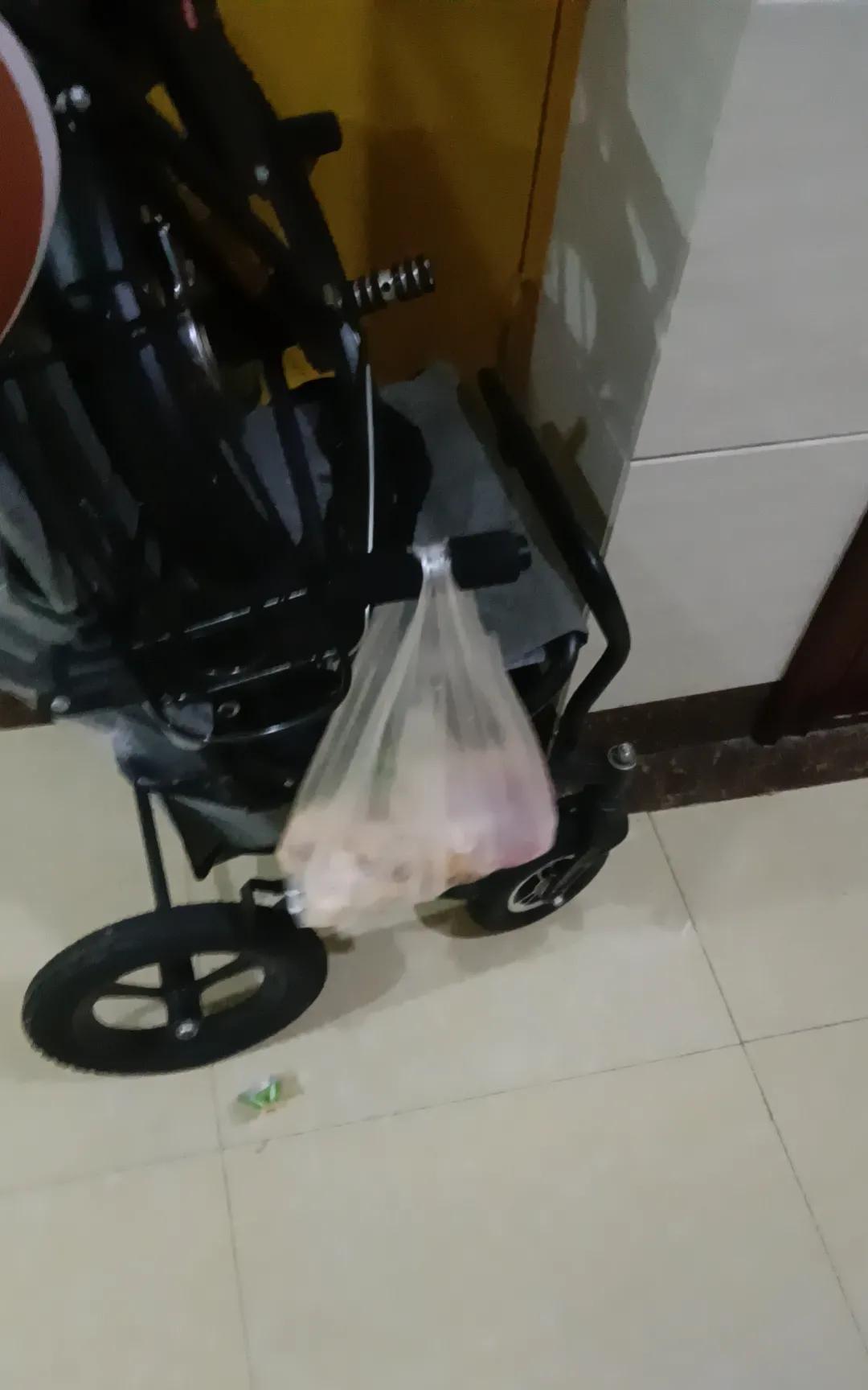 现在做生意主打一个什么好卖卖什么
现在的菜市场里卖猪肉的旁边都放着几托鸡蛋，老板