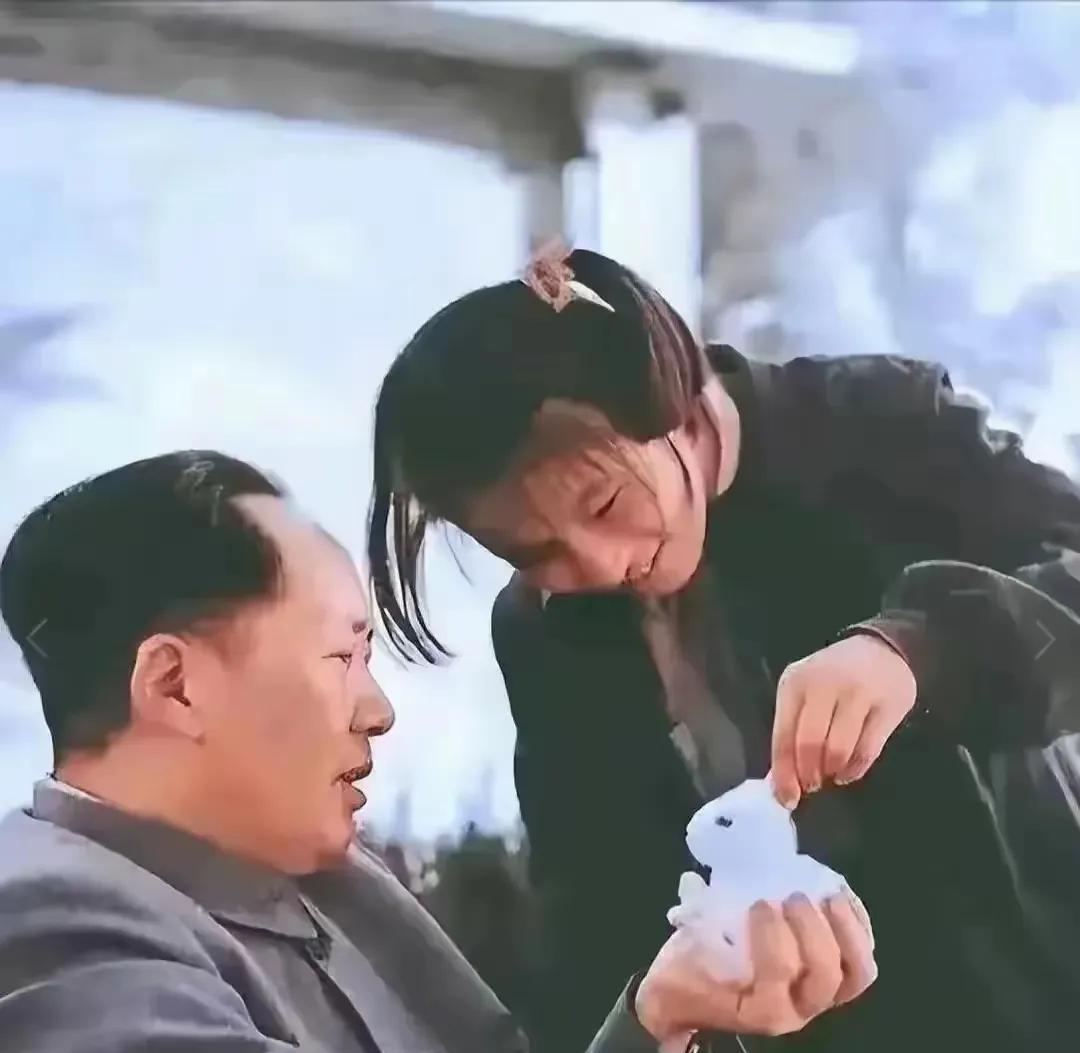 李讷就是毛主席的开心果，都这么的姑娘了，还每天粘着父亲！
这是一张很温馨的画面，