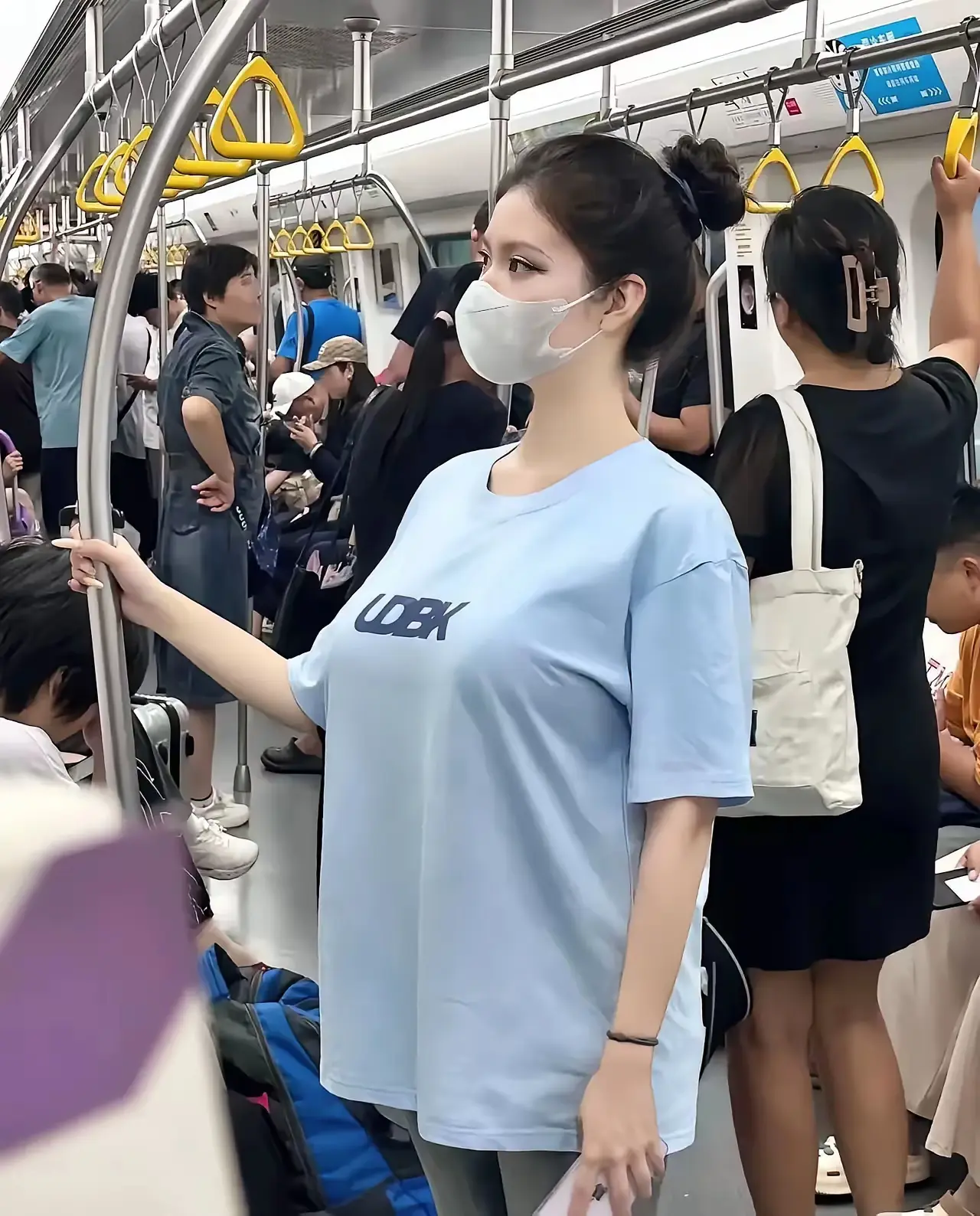 早早去上班就人山人海，快被挤扁了。
