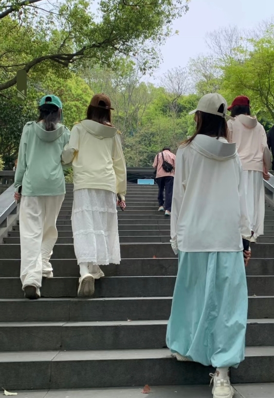 现在的人都这么穿了吗？昨天去公园散步，我发现一个有趣的现象，那就是现在很多人都开