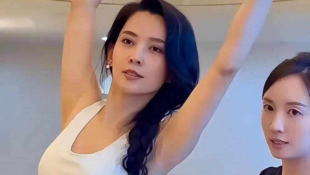 难怪和章子怡一离婚，汪峰就投入森林北怀抱，脸蛋、身材确实不错