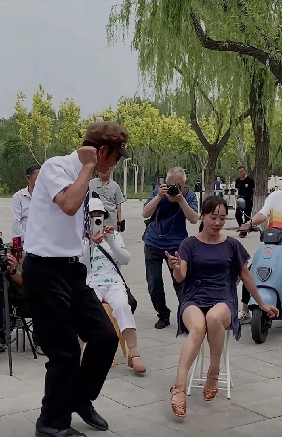 现在舞种很多，大部分都是从西方传入的，近期男女斗舞也上场了，斗舞体现在逗、调、戏