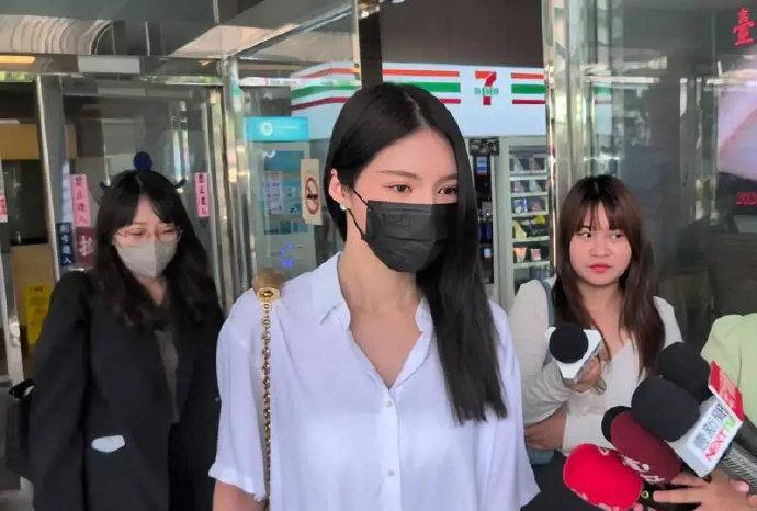 王大陆女友现身法院，“讨债风波”真相几何？
近日，一则“王大陆找黑道帮女友讨债”