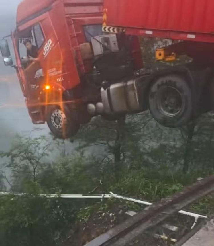 厦蓉高速贵州境内，三都县前往榕江县路段一高架桥出现垮塌，下面是深不见底的悬崖。