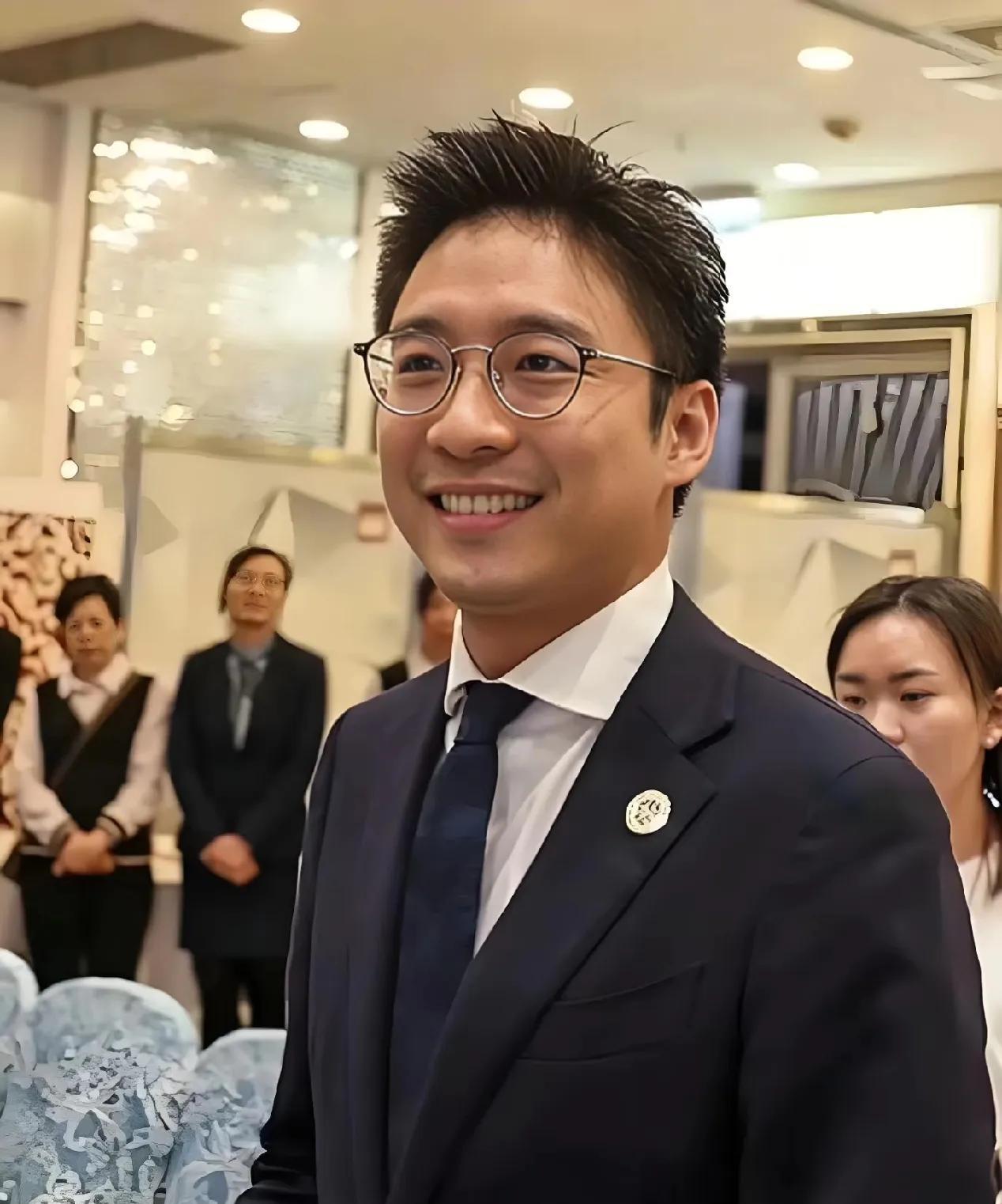 人教人教不会，事教人一次就会
一直以为霍启仁和他大哥一样懂事且成熟，翻开他曾经的