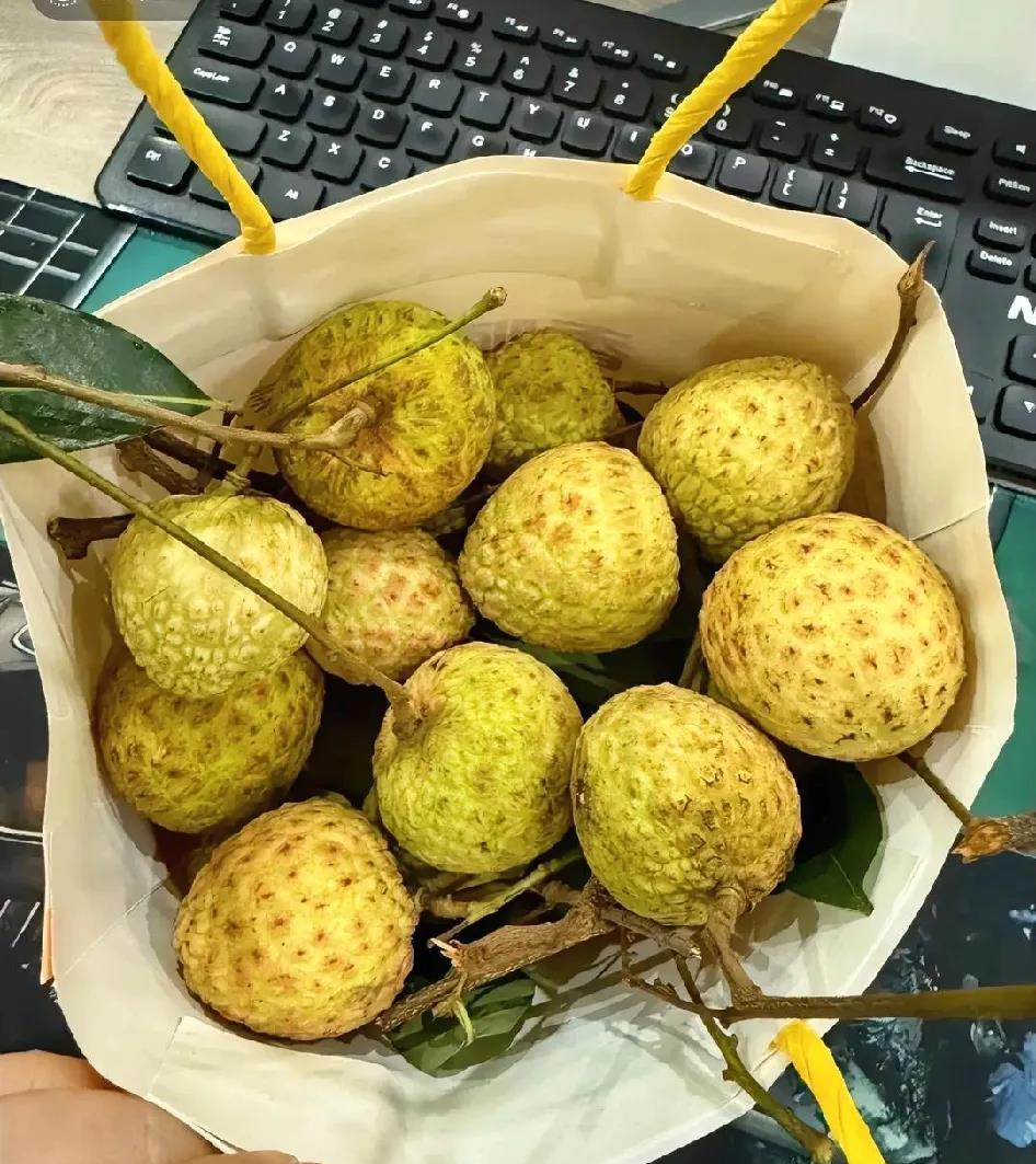 这是别人送的荔枝，吃起来又甜又好吃，就是不知道啥品种。这大家能看出这是啥品种不？