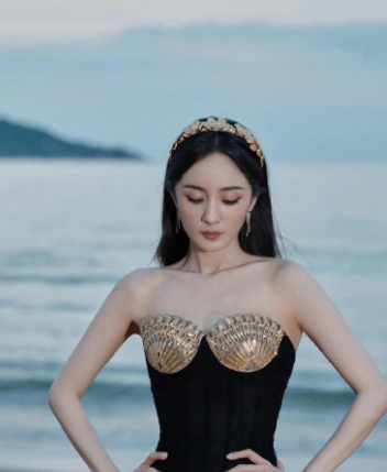 杨幂贝壳黑纱裙，海边优雅写真，黑金长裙璀璨夺目，海风轻拂，美得让人心动