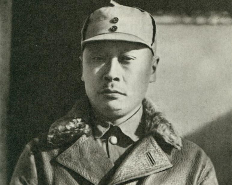 1938年，新四军司令陈毅去买香烟时，结账时无意间看到看店老头的手腕。愣了一下，