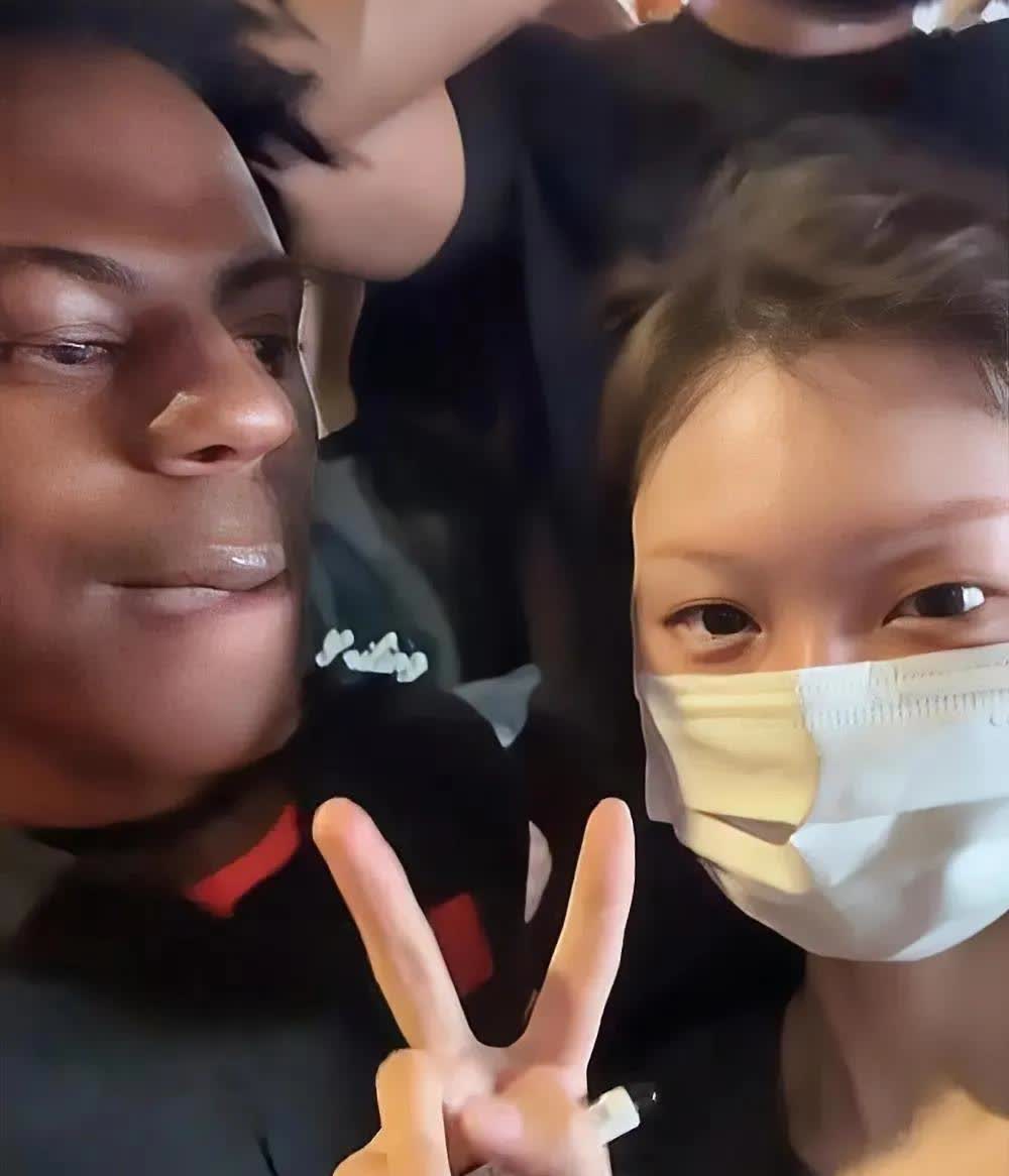 在甲亢哥上海行的过程中，有位灰衣女子追随了好久，中途曾数次被保镖推开。后来终于等