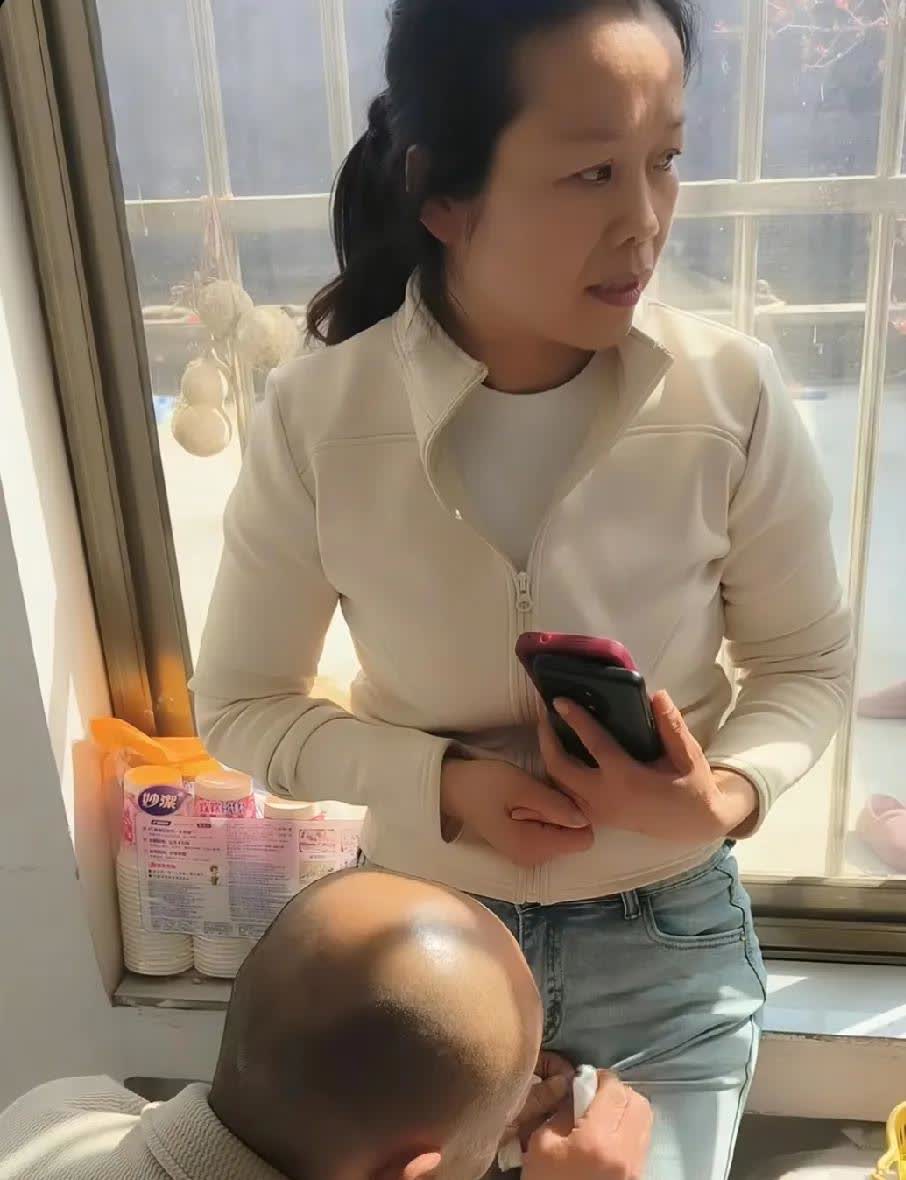 姜甲儒爸爸看着凶，其实温柔的很，宠妻子宠儿子，这不他在给老婆擦裤子，在家里还化身