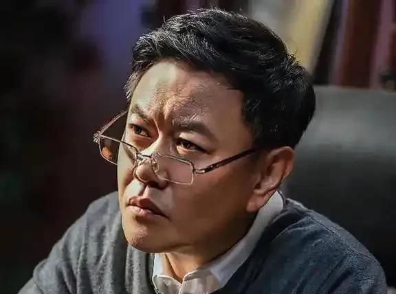 许言午是以法之名里最大的赢家…
上司兰景茗被停职，同事李人俊被撤职，下属孙飞进去