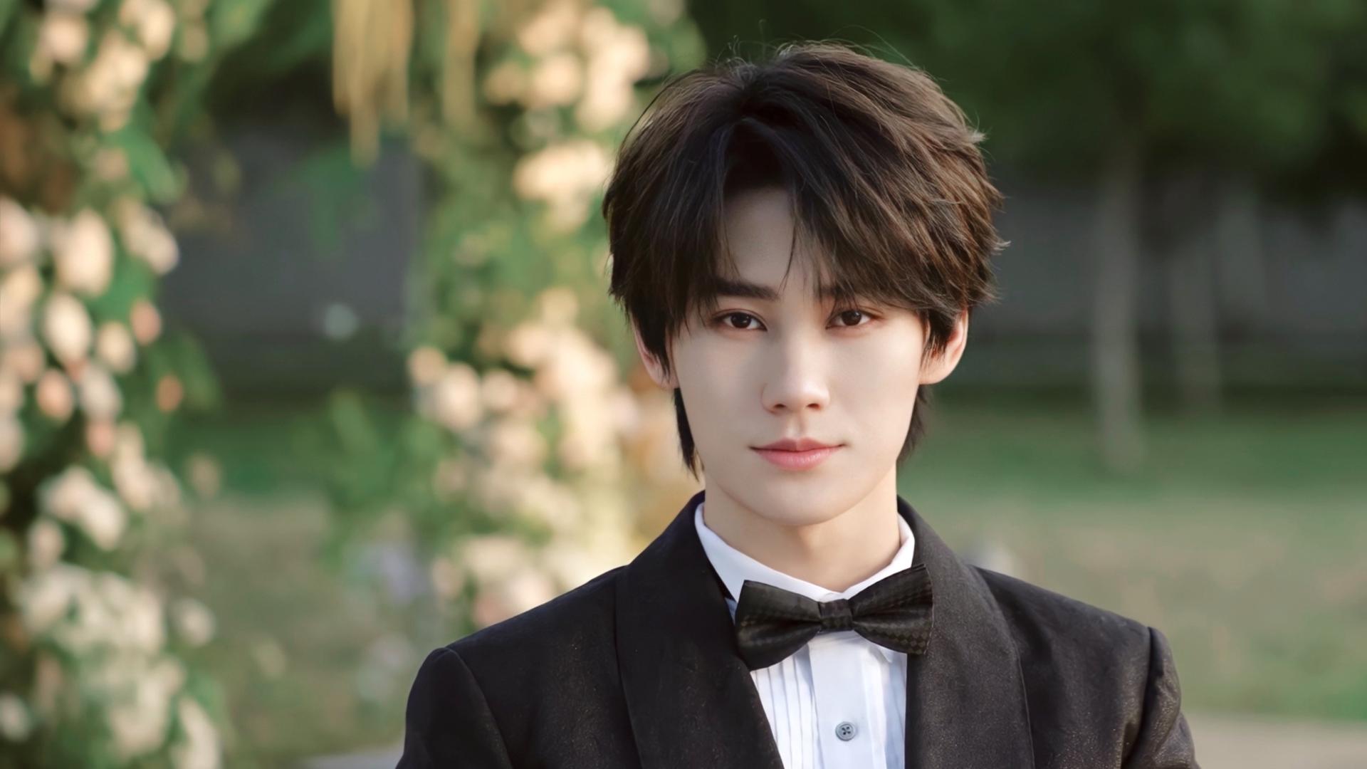 张真源晒MV照引波澜，纹身贴下藏何玄机，腹肌魅力怎解争议？