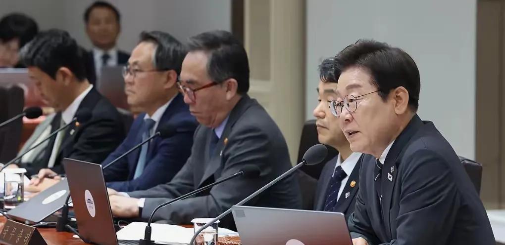 韩国总统李在明深得人心，他上任之后，这时候给大量的民众带来了比较实惠的信息。这时