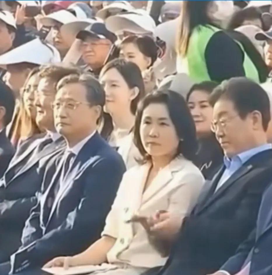 啥！我以为看错了，一查真是这样。
这才是韩国总统夫人！
我一直以为李在明的老婆是