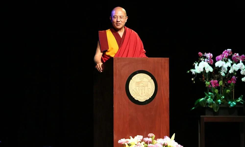 索达吉堪布：“活在别人的世界里，纵然衣食无忧，也很累;活在自己的世界里，哪怕一贫