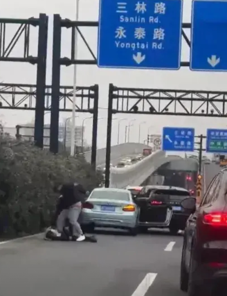 不是一家人，也并非儿子与继父的关系，而是现男友殴打前男友！今日下午，浦东新区杨高