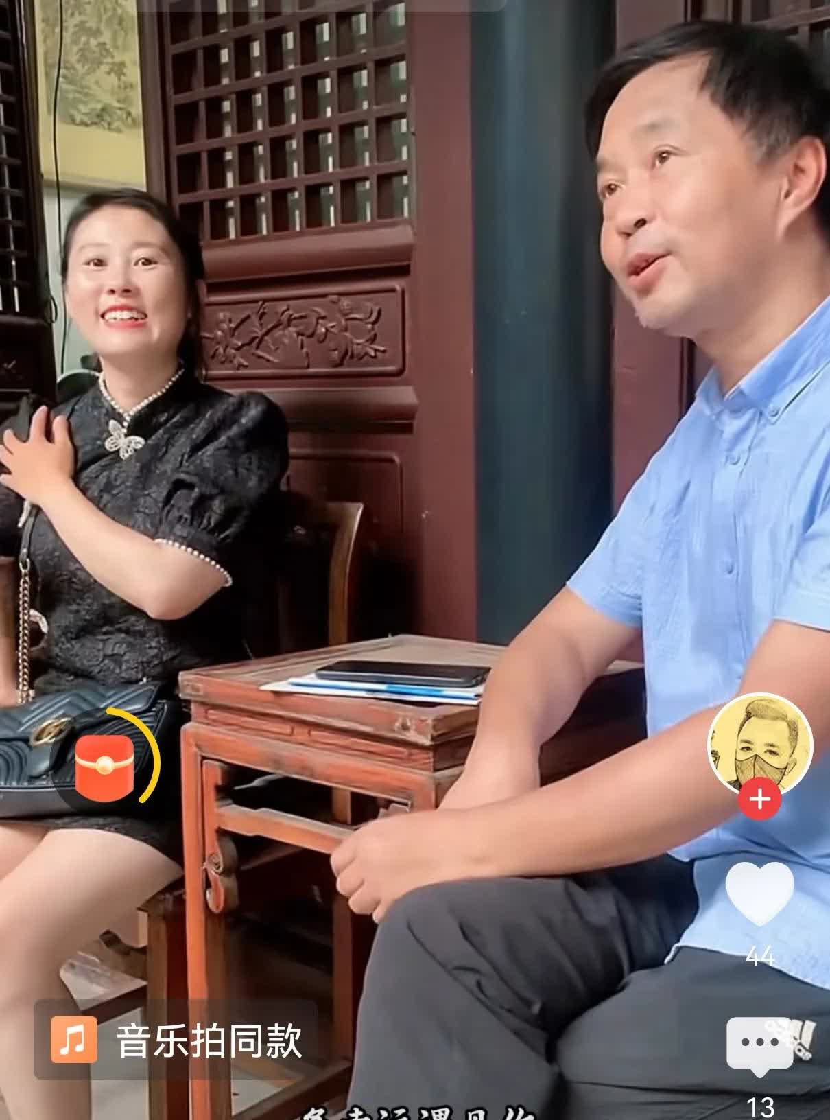流浪大师沈巍又来到南京，他在这里会见了唯一能让他心动的人南京晓晓，一张老茶几旁攀