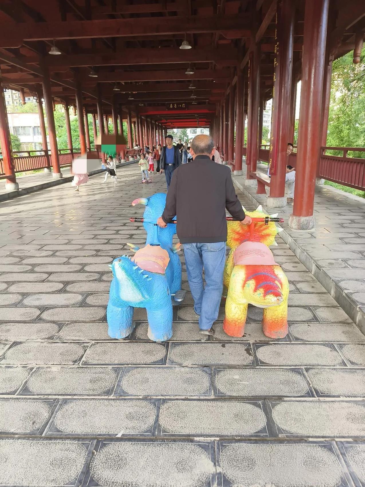 有些城市生活真的很悠闲。
去餐厅吃饭，大厅里就置了一张麻将桌，四人围坐砌长城，甚
