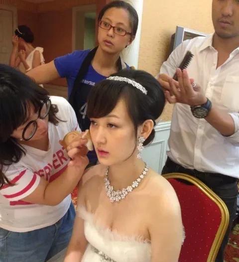 这是王皓十三年前结婚时的一组珍贵照片。
新娘闫博雅美艳动人，气质不凡，白色的婚纱
