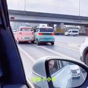 这可咋判啊？
把交警叔叔给整不会了。
7月31日发布视频，让这起车祸整笑了，这就